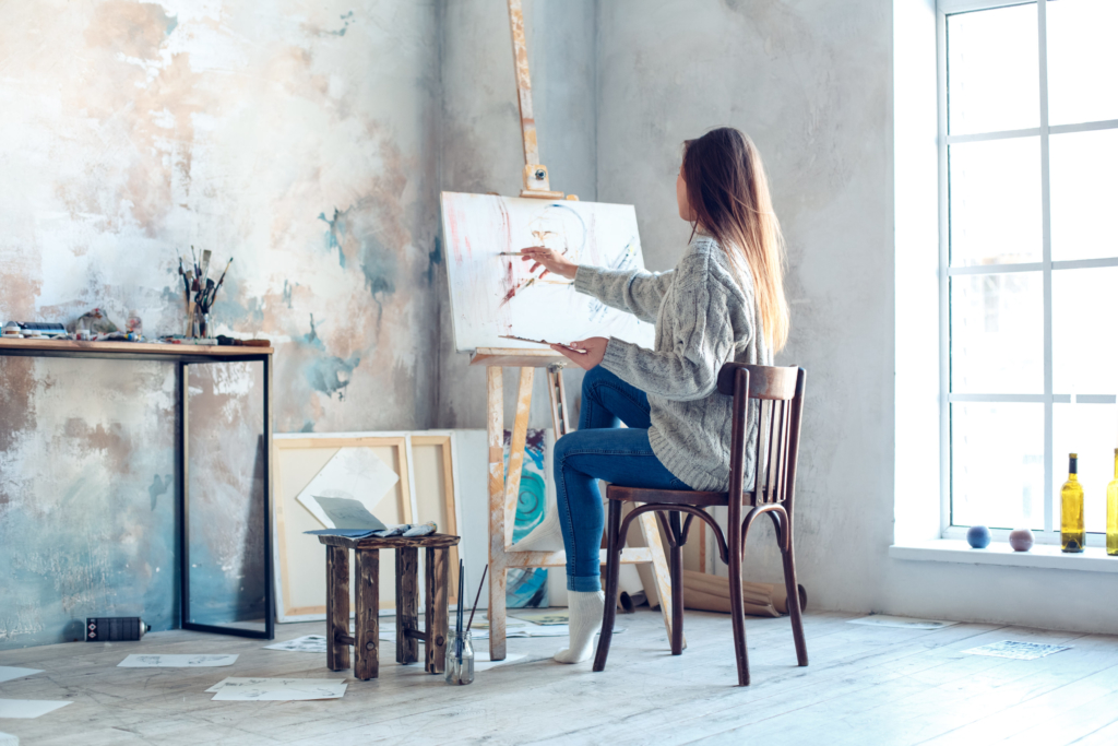 photo young woman painting in art studio