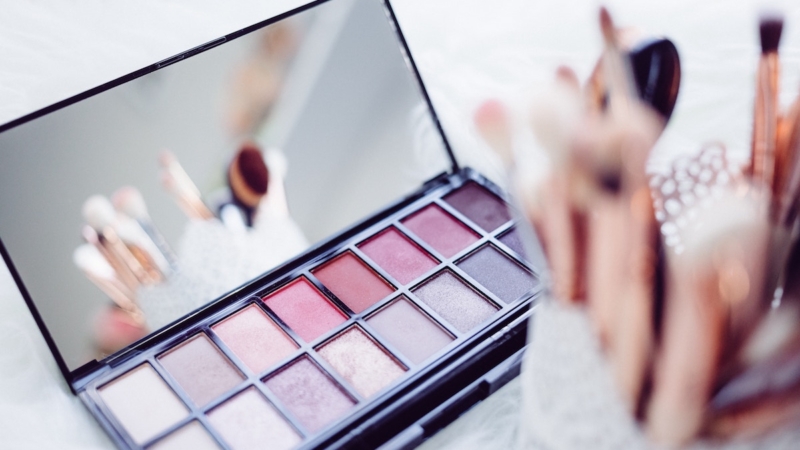selective focus photography of eyeshadow palette