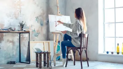 photo young woman painting in art studio